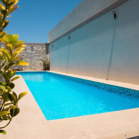 St. Peter's Pool Apartman